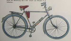 Diese Katalogabbildung von 1958 zeigt das Modell S 1 in schwarz mit einem blauen Strahlenkopf.