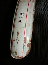 Zeitraum: etwa 1963 bis mind. 1984 Verwendung: Tourensporträder/Tourenräder Material: Stahlblech Größen: 26 Zoll, 28 Zoll (bis Ende der 1979) Aussparung für Stempelbremse ja Überstand des Vorderrad-Schutzleches: kurz Farben/Varianten: in Rahmenfarbe lackiert Profil: leicht gewölbt; gesickt Bemerkungen: in identischer Form wurden noch bis 1990 an Tourensporträdern der Marke IFA Touring verbaut