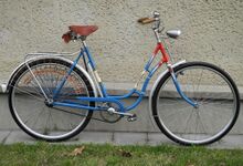 Mifa 152 in Exportausführung, vrmtl. in der BRD verkauft worden. Das Fahrrad befindet sich im Originalzustand, auch Luftpumpe und Kleidernetz waren im Fundzustand noch vorhanden.