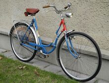 Die Datierung ist nicht ganz eindeutig. Während die Rahmennummer auf Baujahr 1964 hindeutet, sind sämtliche Beleuchtungskomponenten mit Ende 1966 datiert.