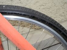 Neben den Pedalen lassen sich die Bereifung von Continental und die roten Schläuche eindeutig westdeutscher Produktion zuordnen. Woher der Gepäckträger stammt, ist unklar.