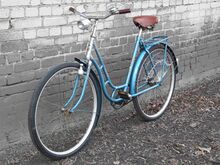 Manche Mifa-Räder jener Zeit haben einen hammerschlag-blauen Strahlenkopf. Hier ist dieser silberfarben mit orangener Linierung.