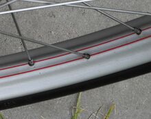 Stahlfelge, grau oder silber lackiert Zeitraum: 196?-ca. 1981 Verwendung: Fahrräder von Mifa (außer Sporträder). Material Stahl, lackiert Durchmesser 26", 28", ? Eignung für Felgenbremsen: nein Bemerkungen: grau lackiert, ab 1979 silber lackiert (Foto). Linierung rot, blau oder orange.