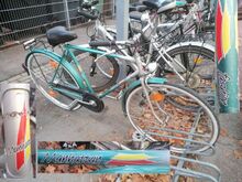 Dieses 28"-Mifa-Herrenrad ist mit dem Markennamen Manhattan gelabelt. Es entspricht eher dem Sportrad Modell 211, hat jedoch eine Rasant-Bremse mit langen Bremsschenkeln. Griffe und Gepäckträger deuten auf ein Baujahr von ca. 1989/90 hin.