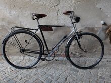 Ein weiteres 28" Herrensportrad von 1953, hier mit Strahlenkopfdekor.