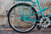 Anders als die ürigen Fahrräder besaß das Tandem drei Bremsen (vorn und hinten Felgenbremse sowie Rücktritt).