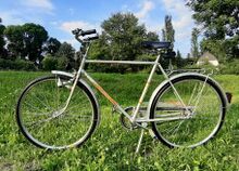 Es handelt sich um eine Abwandlung des Modells 112. Beleuchtung, Reifen und Pedale nicht original.