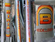 Details des Rahmendekors. Firmensitz von Biria war seinerzeit Heidelberg.