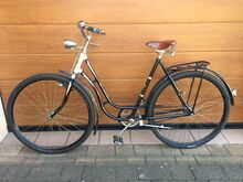 Beleuchtungskomponenten, Pedale, Griffe und Speichenschloss sind von westlichen Herstellern. Ständer vrmtl. nicht original.