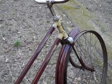 Fragment eines 26" Damentourenrad (RH 56 cm) von 1953. Vermutlich handelt es sich um Modell S 10. Schutzbleche noch weiß/blau doppelliniert.