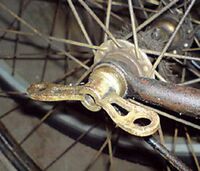 Zeitraum: Anfang der 50er Jahre, hier: 1953 Hersteller: ?? Verwendung: frühe Mifa Sporträder, vrmtl. auch Zubehörteil Material: Stahl, matt verchromt Bemerkungen: ungeprägt