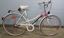 Mifa Leichtlauffahrrad 28" für Damen, um 1990 (A). Komponenten aus DDR-Produktion offenbar nur Gepäckträger, Beleuchtungskomponenten und Vorderradnabe. Werkzeugtasche vrmtl. nachgerüstet (älteres Modell).