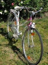 Scheinwerfer nicht mehr von FER, sondern von Soubitez. Rücklicht ebenfalls nicht mehr von FER. Felgebremse und Bremshebel von Altenburger. Ösen zur Führung eines Kettenschaltungs-Seilzugs sind am Rahmen vorhanden.