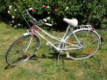 Noch vorhandene Vorwende-Komponenten: Dynamo von FER, Stahlblech-Kettenschützer, Gepäckträger, Hutmuttern vorn mit blauem Mifa-Logo.