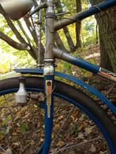 Bei diesem Fahrrad ist die Hammerschlaglackierung am Steuerkopf markant. Bei den anderen Fahrrädern aus dieser Zeit war dieser Bereich fast immer weiß lackiert.