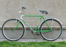 Das hintere Schutzblech fehlte und wurde notdürftig durch das Blech eines Damenrads ersetzt. Davon abgesehen befindet sich das Fahrrad im Originalzustand.
