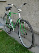 Die serienmäßige Verwendung des schmalen Lenkers an diesem Fahrrad mit großem Nachlauf und relativ breiten Reifen führt zu einem beinahe inakzeptablen Lenkverhalten.