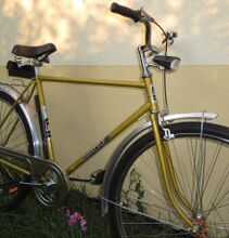 Ausstattung noch mit unlinierten Schutzblechen und dem verchromten Kettenschutz...