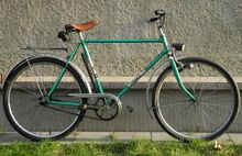 Mifa Modell 105 (1984) Auch dieses originale Exemplar weist noch einen Leder-Sportsattel auf. Die bruchanfällgen Blockpedale sind hier noch original erhalten.