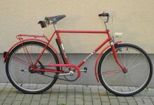 Mifa Modell 107 (1981) Ein mit Ausnahme des Seitenständers originales Exemplar in rosenrot. Auch hier handelt es sich um die einfachste Ausstattungsvariante mit lackierten Stahlfelgen. Der Sattel mit Gummidecke hier in der längeren Herrenausführung, die offenbar nicht immer an den Herrenrädern verwendet wurde.