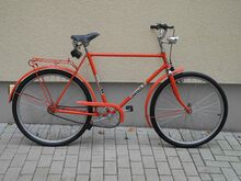 Mifa Modell 102 (1982) 1982 erfolgte die Ausstattung noch mit Gummisattel, aber bereits mit den bruchanfälligen Blockpedalen. Der Scheinwerfer Typ 8707.21 ist ein Zubehörteil. Auch dieses flammenrot lackierte Fahrrad ist noch mit linierten Stahlfelgen ausgestattet.