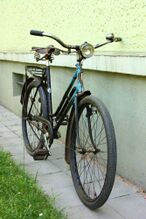 Am Sitzrohr befindet sich noch die IFA-Raute. Felgen dreifach liniert. Sitzstreben gekröpft.