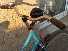 Bowdenzughülle Zeitraum: 1950er Jahre Verwendung: bislang nur von Seilzugststempelbremsen bekannt Farbe: blau Bemerkungen:hier an Mifa Modell 10 b von 1954.