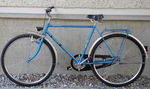 Ungewöhnlich sind die Ausstattung mit einem Glockentretlager sowie die unterhalb des Tretlagers eingeschlagene Rahmennummer.