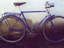 Bei diesem SH 14/1 von 1956 sieht man noch die alte Gepäckträgerbefestigung, noch im selben Jahr bekam dieses Fahrrad einen Gepäckträger in "Schwedenform".