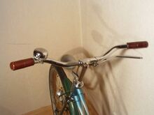 Dieses Fahrrad wurde mit einem Sportlenker ausgestattet. Zu erkennen ist ferner der Strahlenkopf in hammerschlag-blau.