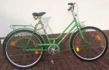 Mifa Modell 157 (1979) Nur selten sind Exemplare zu finden, die noch das originale Kleidernetz tragen. Rahmen dieses Modells von Ende 1979 einfarbig lackiert und erneut vereinfachtes Dekor, ohne Chromfolien an den Gabelscheiden.