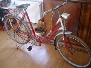 Dieses Modell 159 besitzt das seit etwa 1976 verwendete Rahmendekor mit den bunten Streifen.