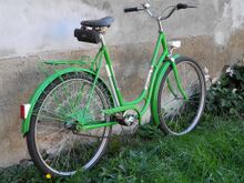 Wenig genutzter Originalzustand. Seitenständer als Zubehör. Noch mit weißem Scheinwerfer austestattet.