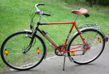 Auffällig ist der Gepäckträger, dessen Haltestrebe ungewöhnlich weit hinten angebracht ist.