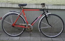 Mifa Modell 212 (1989) Ein Exemplar mit Luftpumpenhalterung am Unterrohr und mit einem Kunststoffsattel.