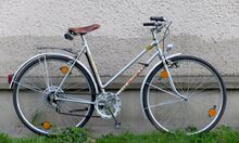 Mifa Modell 264 (1987) Ein original erhaltenes Exemplar, Kleidernetz fehlt. Ob es tatsächlich bereits die Modellnummer 264 getragen hat, lässt sich nicht sicher feststellen.