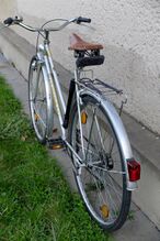 Das Rad wurde offenbar von einer übergewichtigen Person gefahren, Hinterachse und Pedalachsen waren verbogen. Spuren am Oberrohr deuten außerdem auf einen früher angebauten Kindersitz hin.