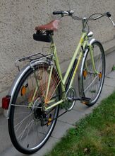 Anders als seinerzeit üblich, wurde auch an diesem sportlichen Damenrad an der Ausstattung mit einem Kleidernetz festgehalten. Im Fundzustand waren noch Reste eines bunten Netzes (Farben: rot, gelb, grün, blau) vorzufinden.