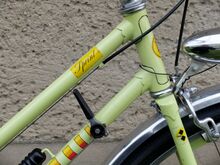 Details des Rahmendekors. Die Farbe des Unilacks ist wahrscheinlich viridingrün.