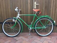 Die Sitzstreben sind bereits gerade und ein Kettenschutz vorhanden. Ausstattung mit hellgrauen Stahlfelgen mit roter Doppellinierung. Der Sattel ist aus Kunstleder und an der hinteren Sitzfläche lediglich 18 cm breit.