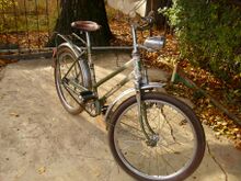 Gut erhaltene Kinderfahrräder sind heute nur noch selten zu finden, doch das hier gezeigte ist bis auf das leicht gekürzte Vorderradschutzblech vollständig original.