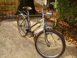 =========================================== Gut erhaltene Kinderfahrräder sind heute nur noch selten zu finden, doch das hier gezeigte ist bis auf das leicht gekürzte Vorderradschutzblech vollständig original.