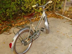 =======================================] Schöne Details sind vor allem der Kettenschutz mit der weißen Zierlinie, das in dieser Form nur kurzzeitig verwendete Rücklicht sowie der Aufkleber auf dem hinteren Schutzblech.