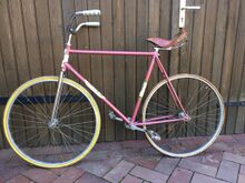 Ein gut erhaltenes Kunstfahrrad, dem Dekor und Datierung der Naben zufolge Baujahr 1966.