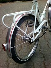 Die Flachprofil-Luftpumpenhalterung und die ursprüngliche Schnellspanner-Vorrichtung am Lenkerkopf mit RENAK-Prägung (auch hier vorhanden) sind typisch für Klappräder des ersten Produktionsjahrs.