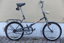 1972:Modell 901 in anthrazitgrau, mit bereits hellem Scheinwerfergehäuse (Datierung IV/72) und mit den nur am Klapprad kurzzeitig verwendeten Pedalen mit zwei zusammengenieteten grauen Kunststoffblöcken. Es trägt das überarbeitete Rahmendekor. Rücklicht nicht original.