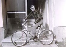 Das Foto zeigt ein Modell 9b (Baujahr 1959/60) mit seinem stolzen Besitzer. Einige Änderungen wurden an dem Fahrrad bereits vorgenommen. Das werksseitig ungünstige Übersetzungsverhältnis wurde verändert. Rücklicht, Sattel und Sattelstütze stammen wohl von einem Vorkriegsmodell, der Gepäckträger wurde entfernt. Die so genannten Gesundheitslenker gab es als Zubehörteil im Laden. Sie finden sich häufig an Sporträdern dieser Zeit, offensichtlich entsprach das Nachrüsten dieser Bügel einem Trend. Auf dem Lenker ist ein Gerät montiert, evtl. ein Fahrradradio in Eigenbau.