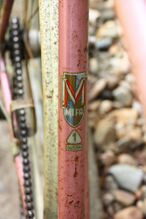 Zu dieser Zeit wurden die Fahrräder vermehrt auch in verschiedenen Buntlackierungen angeboten. Hierbei handelt es sich vermutlich noch um Lasurlack. Die Schutzbleche sind anders als beim damaligen Modell 9 e aus Stahl und silberfarben lackiert, mit hellgrüner Linierung (es könnte sich um ausgeblichenes rot handeln).