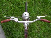 Die Gummigriffe sind ungeprägt und waren im Fundzustand vorhanden. Bremshebel von Optima. Bereits mit Vorbau von Grünert ausgestattet.