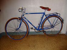 Dieses Rad, ebenfalls von 1956, befindet sich weitgehend im Originalzustand. Lediglich die Bremse hat eine leicht abweichende Form. Die Befestigung des Gepäckträgers scheint eine Art Übergangslösung zu sein, ist aber original: Mifa-Räder hatten keine Anlötteile für Gepäckträger.